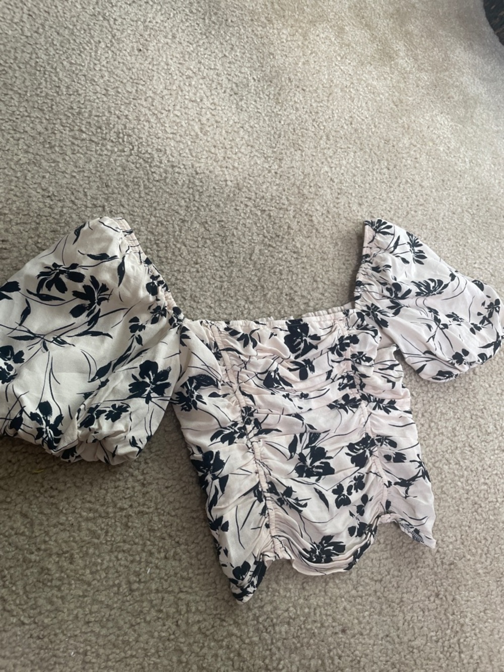 ASTR Floral Puff-Sleeve Crop Top - Black on Light Pink
